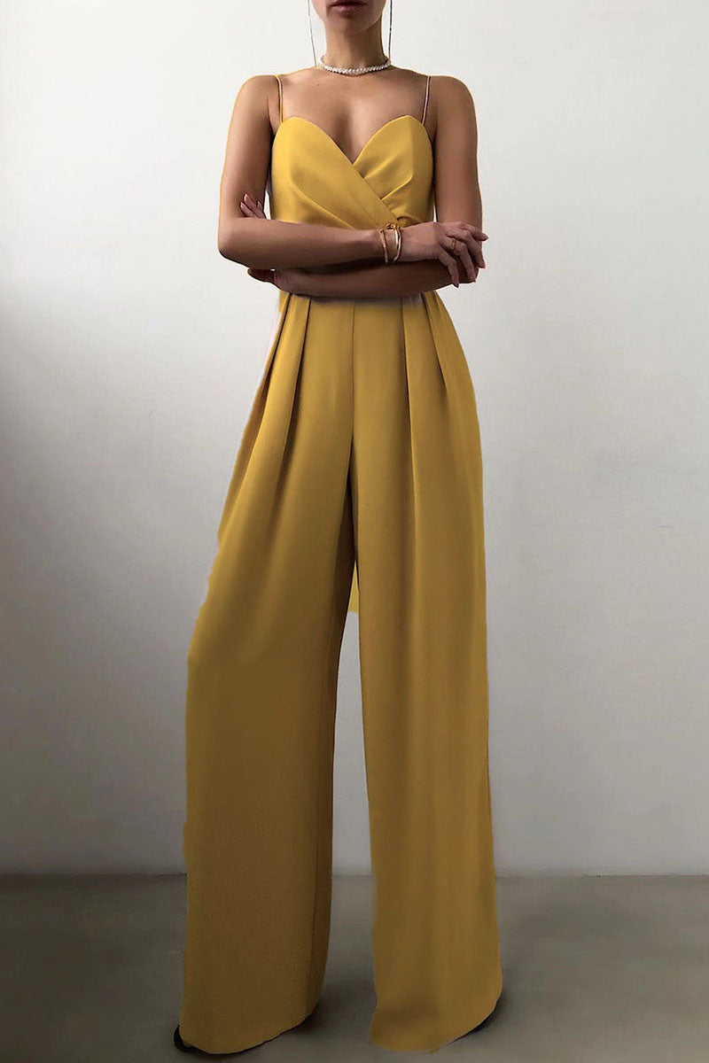 Mono de moda con tirantes estrechos y pantalones fluidos en un estilo de contraste