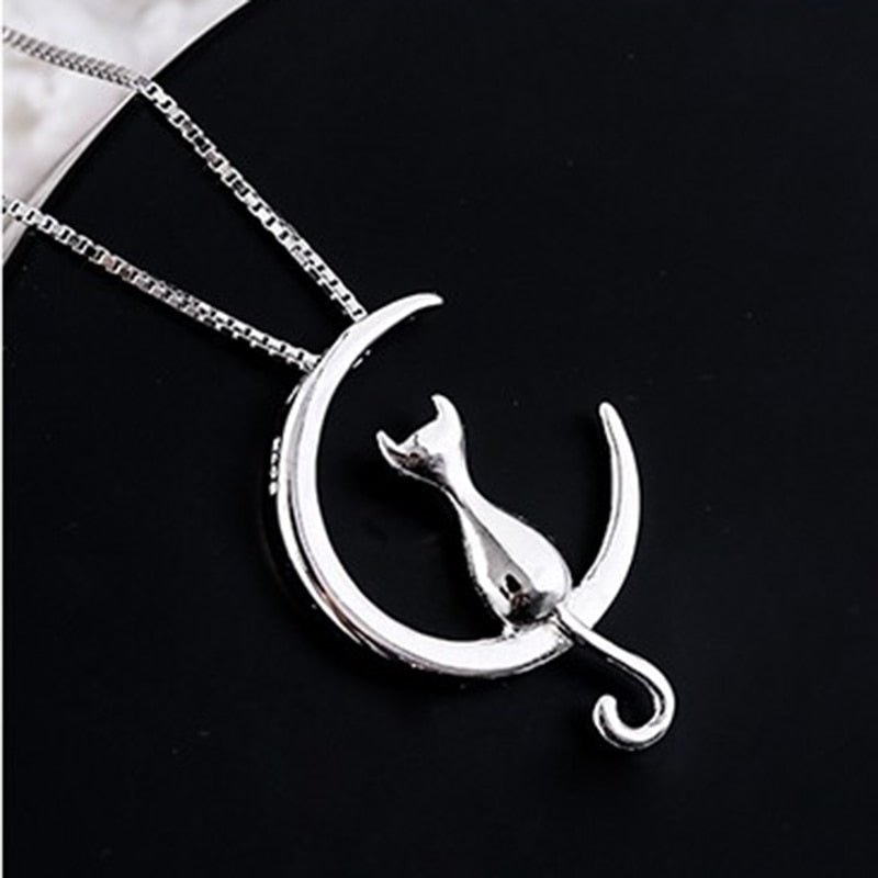 Collier élégant avec croissant de lune et chat