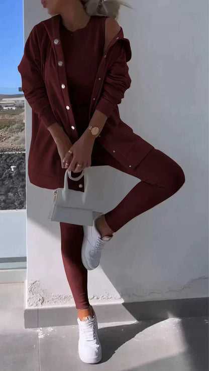 Conjunto de tres piezas compuesto por cárdigan con capucha, top y pantalón