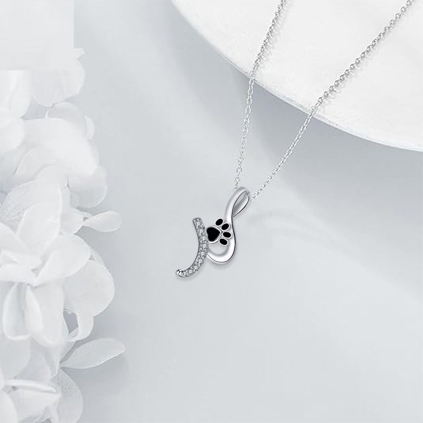 Collier avec pendentif en forme de patte d'animal