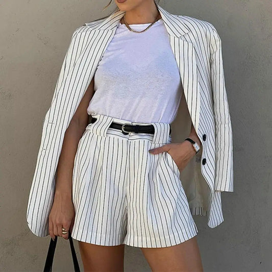 Val - Blazer blanco a rayas de mujer con pantalones cortos surtidos