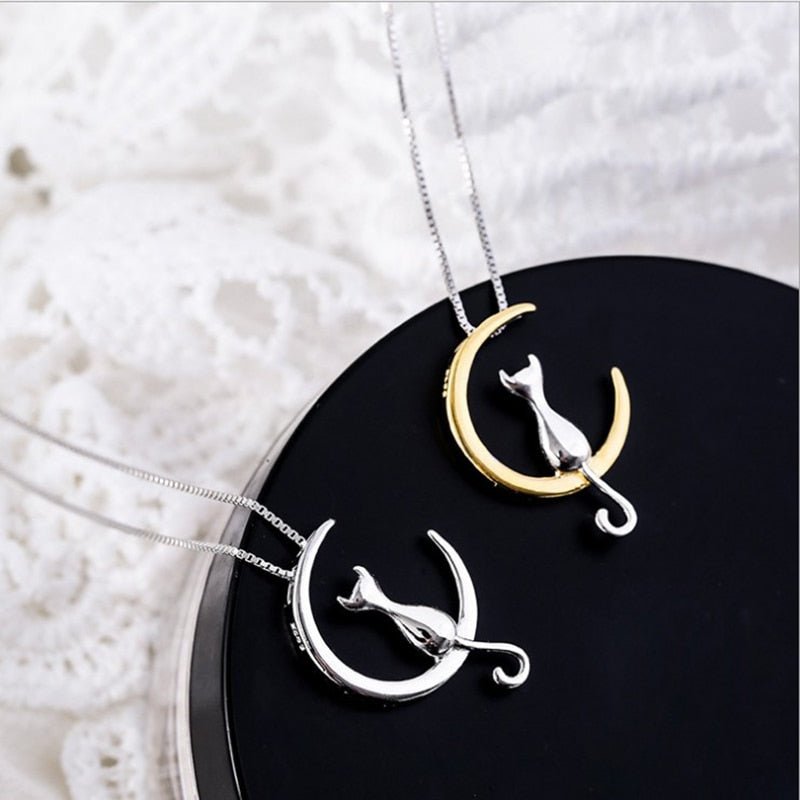 Collier élégant avec croissant de lune et chat