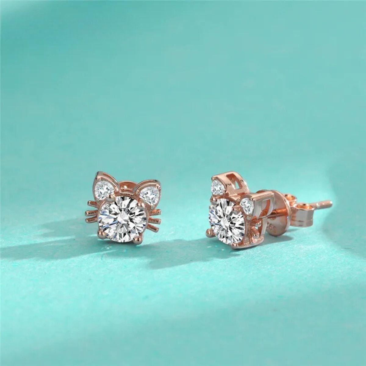 Boucles d'oreilles chat en moissanite et or rose en argent sterling 925