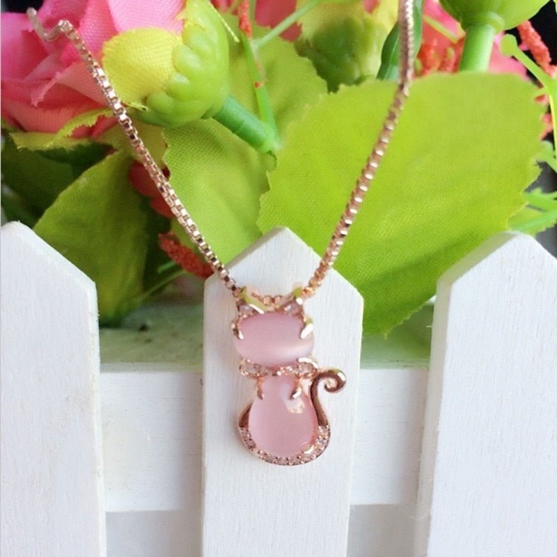 Collier avec une jolie pierre rose en forme de chat et zircone